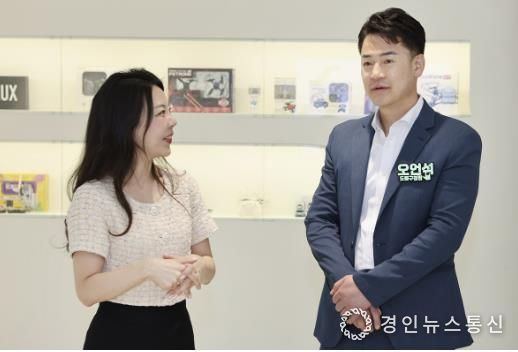 오언석 도봉구청장(오른쪽)이 이다인 에이럭스(ALUX) 공동대표(왼쪽)와 도봉구 기업 정책에 대해 이야기하고 있다.