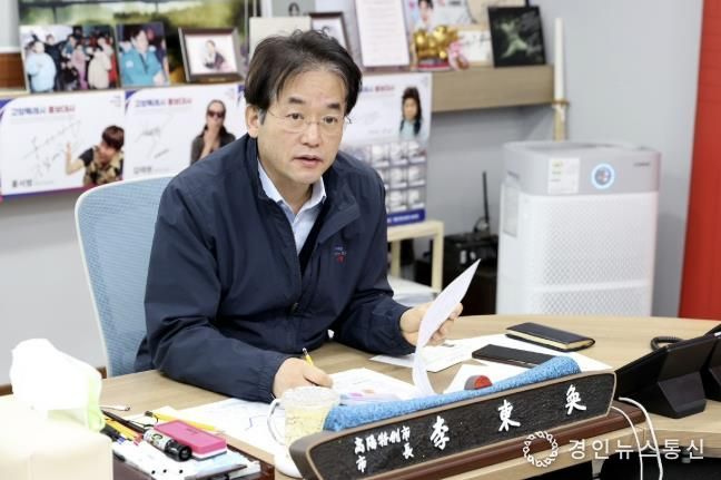 ‘직소민원 소통의 날'덕은지구 주민들의 의견을 청취하고 있는 이동환 고양특례시장