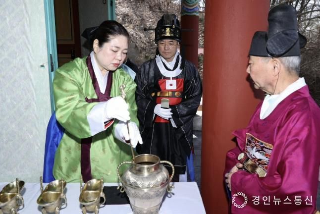 행주대첩제 제례에서 초헌관을 맡아 예를 올리고 있는 이동환 고양특례시장