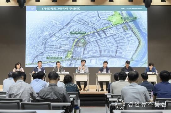 목동그린웨이’ 구상안에 대해 설명하는 이기재 양천구청장(가운데)