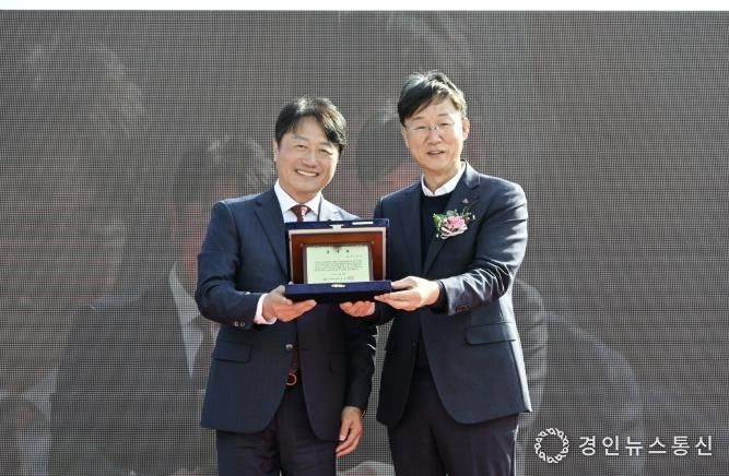 이민근 안산시장(오른쪽)이 윤동열 안산대학교 총장(왼쪽)으로부터 감사패를 전달받고 함께 기념촬영을 하고 있다.