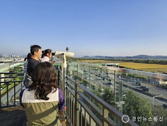 장항습지생태관 전망대에서 장항습지와 철새를 관찰하는 가족