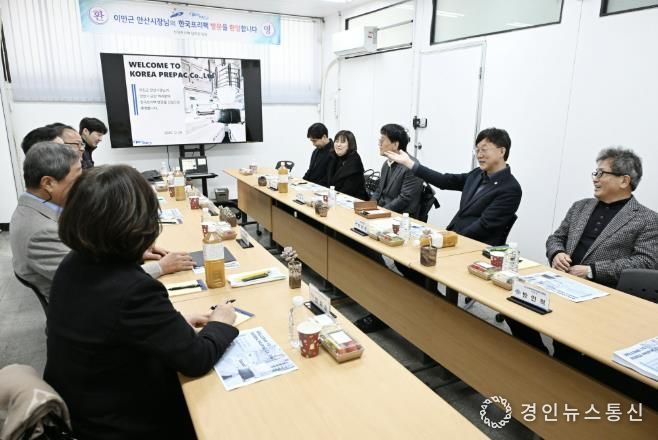 이민근 안산시장(오른쪽 두번째)이 29일 단원구에 소재한 한국프리팩㈜을 방문해 기업 현장의 애로사항을 들으며 의견을 나누고 있다.