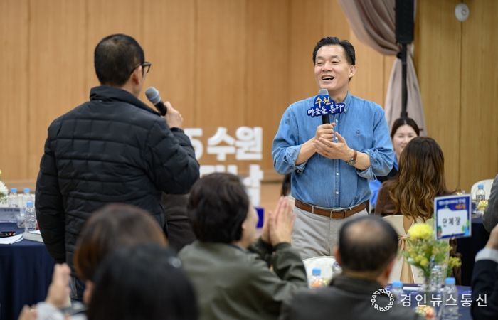 새빛만남에서 시민의 이야기를 듣고 있는 이재준 수원시장.